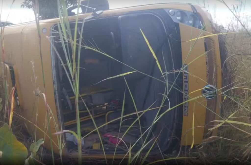 Pneu teria estourado antes de ônibus escolar tombar em Paranã; estudante de 16 anos morreu