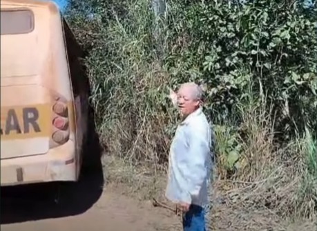 “Por que não colocam os filhos deles para andar aqui?”, questiona morador após ônibus escolar quase causar grave acidente em Trombas-GO “Por que não colocam os filhos deles para andar aqui?”, questiona morador após ônibus escolar quase causar grave acidente em Trombas-GO