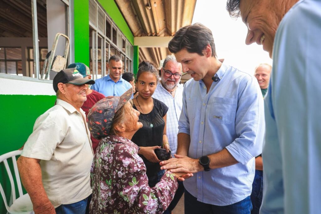 Durante comemoração do Dia das Mães em Caçu, governo anuncia construção de casas a custo zero no município