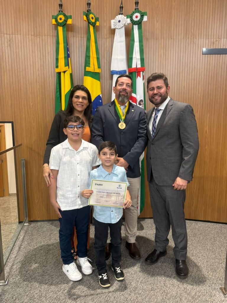 Advogado e empresário de Porangatu recebe Medalha Pedro Ludovico Teixeira na Assembleia Legislativa de Goiás Advogado e empresário de Porangatu recebe Medalha Pedro Ludovico Teixeira na Assembleia Legislativa de Goiás
