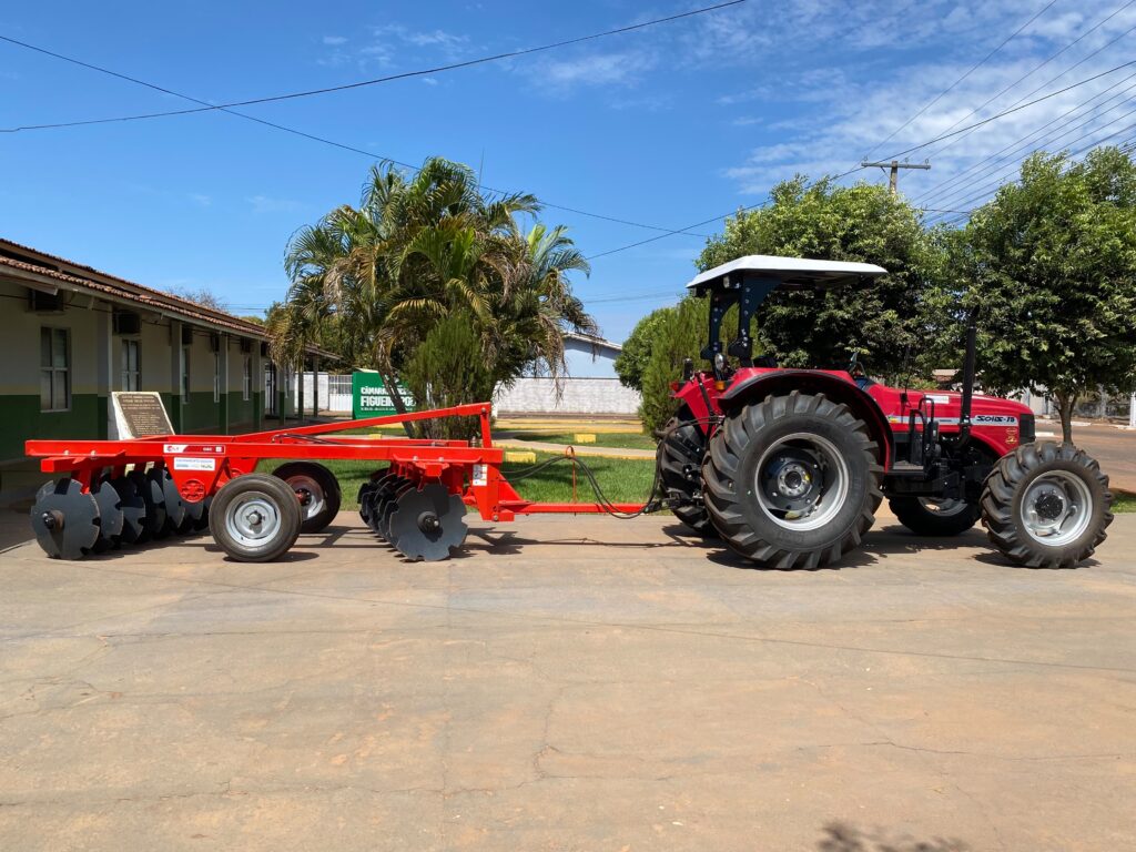 Figueirópolis amplia frota com novo trator para apoiar pequenos produtores rurais