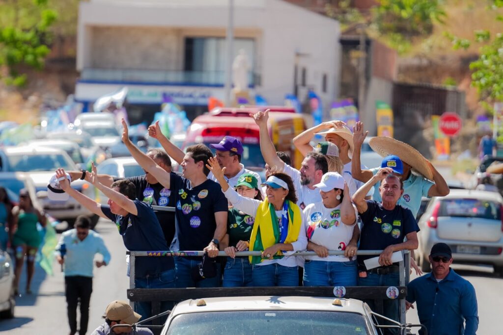 Daniel Vilela é recebido com festa durante carreata em Niquelândia