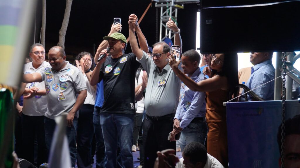Wanderlei aparece de surpresa em palanque e reforça apoio a Eli Borges ao Senado